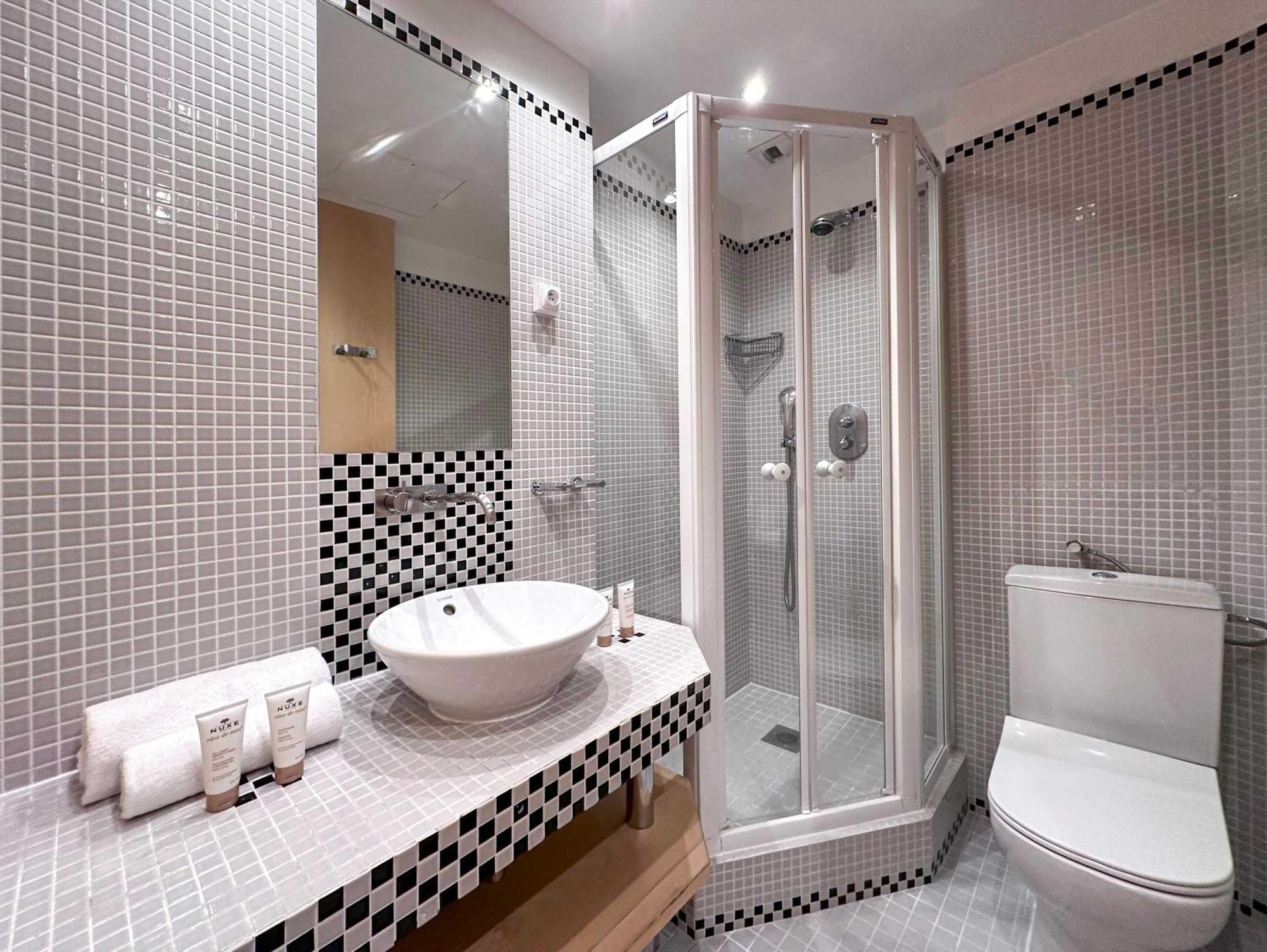 Champs - Elysees View With Balcony - Ac For 3